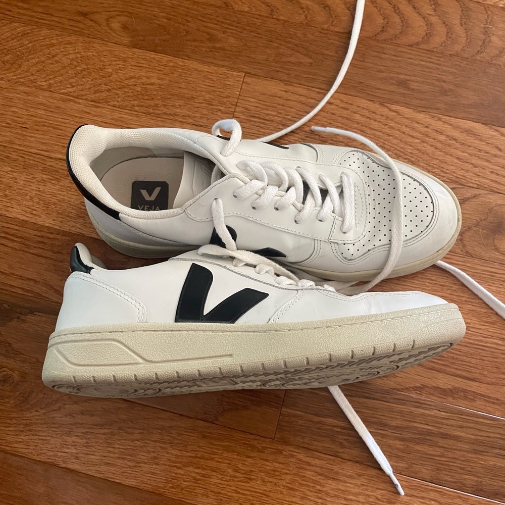VEJA V-12 women’s sneakers Black and white